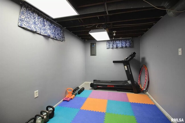 Building Photo - Beautiful 2 bed 1 bathroom home in Rock Island!