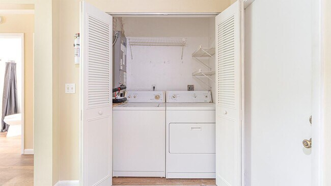 Building Photo - 604 Roselyn Ave