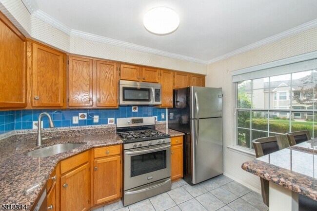 Building Photo - 603 Porter Way W