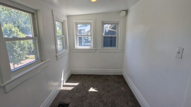 Building Photo - Spacious 4-bedroom, 1.5-bath home in Akron