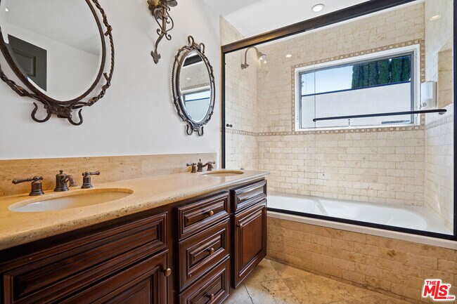 Building Photo - 309 N Doheny Dr