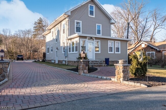 Building Photo - 22 Personette St