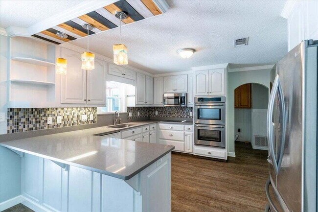 Building Photo - "Charming 3-Bed Oasis with Private Pool in Fort Walton Beach!"