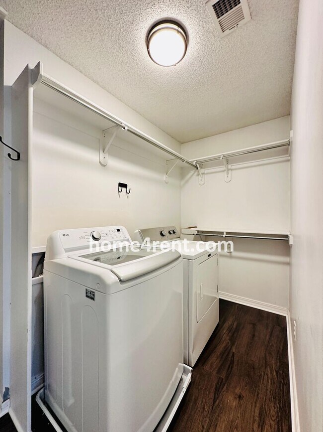 Building Photo - Elegant Cul-de-Sac Retreat with 5th Bedroo...