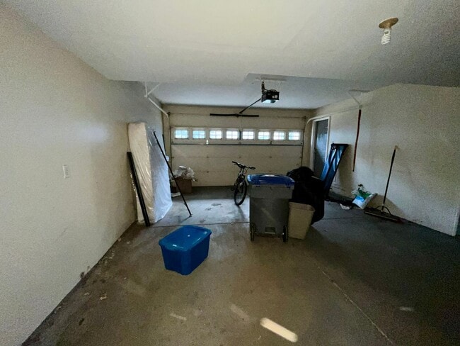 Building Photo - 2231 Watersong Cir