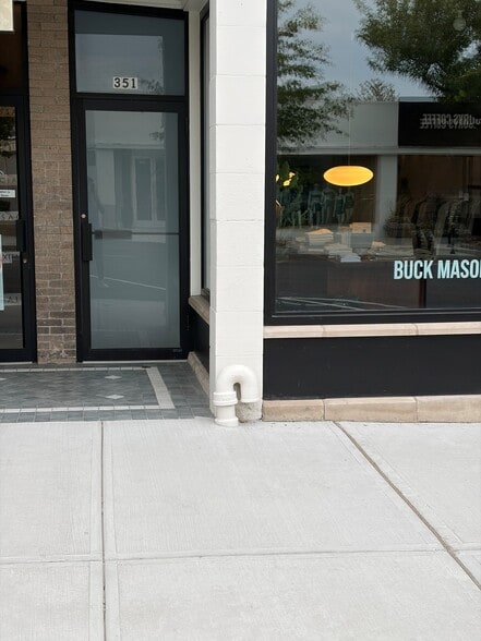 Front of 351 Greenwich Ave - 351 Greenwich Ave