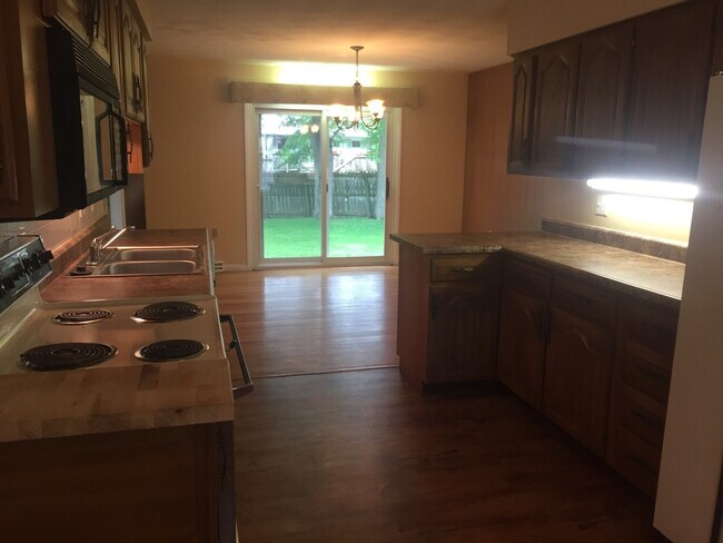 Building Photo - 4 Bedroom/2.5 Bathroom House Across from W...
