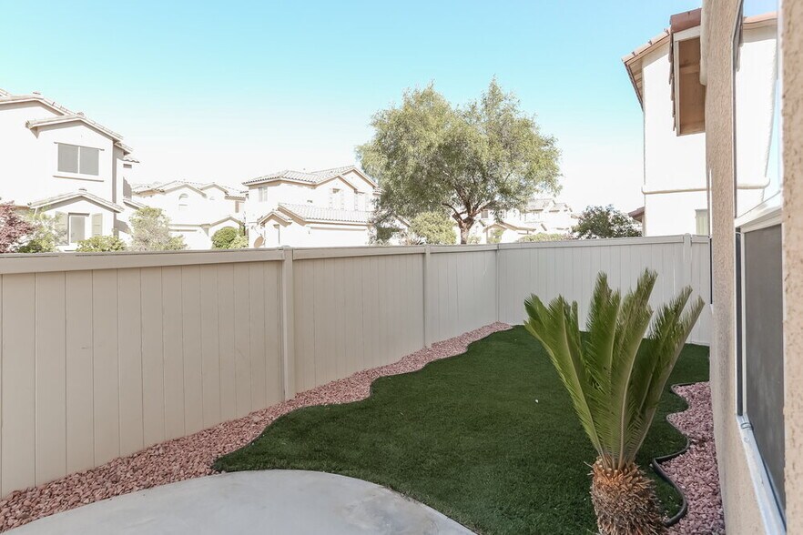 Building Photo - 10465 Armand Ave