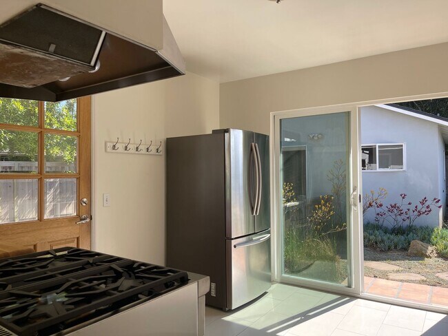 Building Photo - Renovated East Mesa Home 2 Doors From Shor...