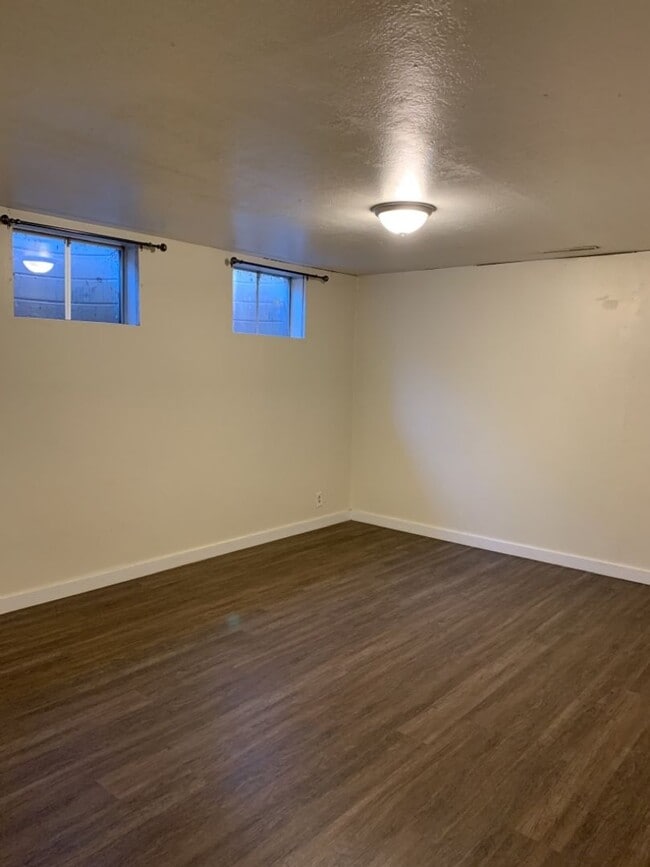 Building Photo - STUDENTS WELCOME! Spacious 5 Bed 2 Bath Ranch Home