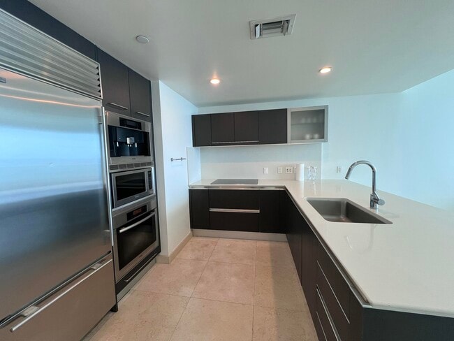 Building Photo - 17001 Collins Ave