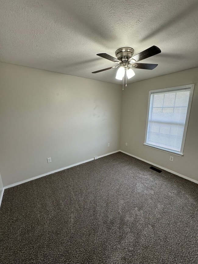 Building Photo - 3 bed, 2 bath, 2 car garage.