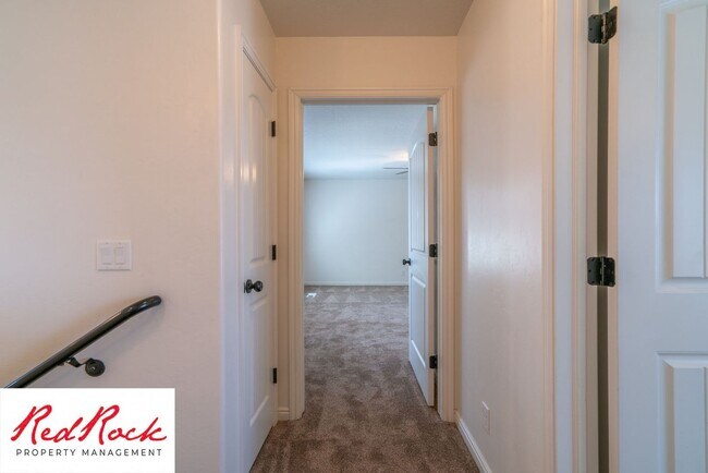 Building Photo - DOG-FRIENDLY 4 Bedroom Townhome with INTERNET INCLUDED!