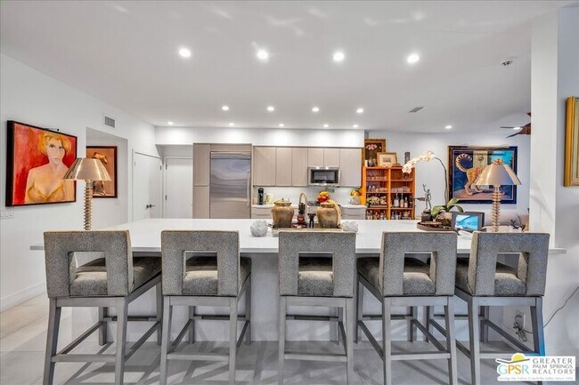 Building Photo - 605 E Sierra Way