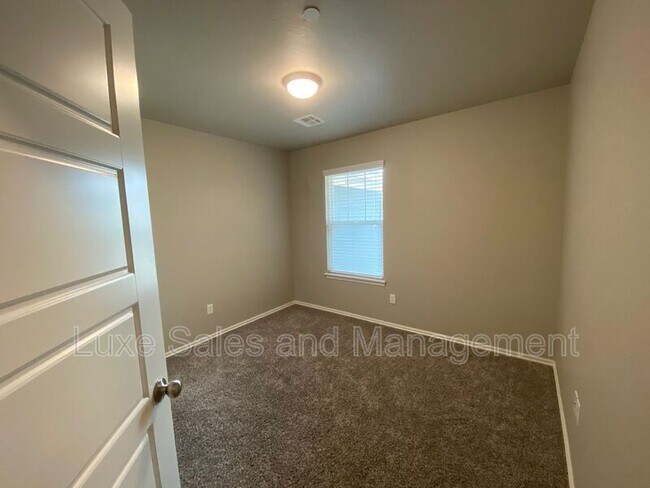 Building Photo - 749 SW 14th St