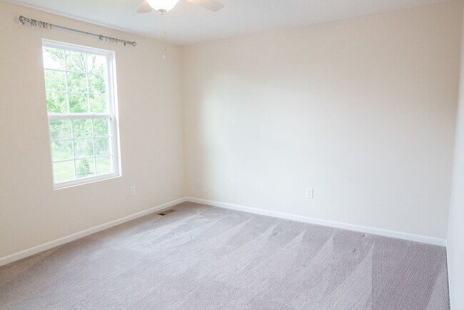 Building Photo - 2845 Beechwood Dr