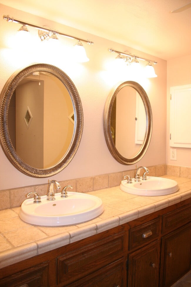 Building Photo - 5500 Lennox Ave