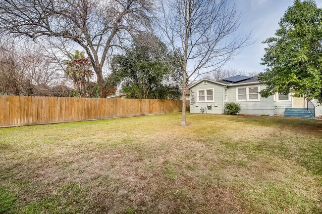 Building Photo - Charming 2 BR / 1 Bath in highly desirable Terrell Heights of San Antonio!