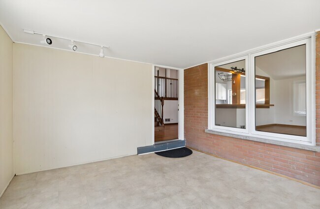 Building Photo - 403 E Lake Ave
