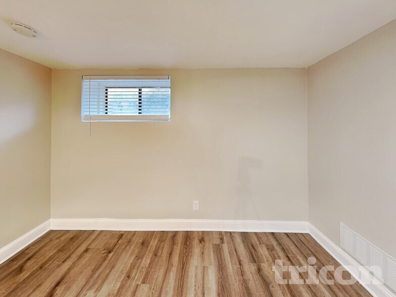 Building Photo - 703 Players Ct