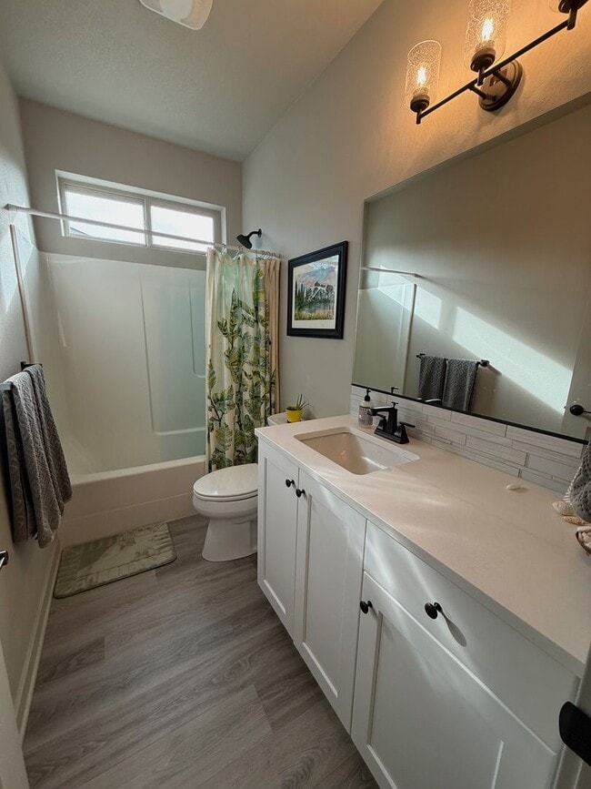 Building Photo - Immaculate 3-Bedroom Home with Open Layout in Crescent Creek