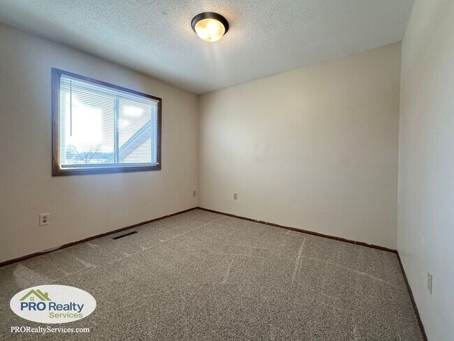 Building Photo - 3 Bedroom Home in Maple Grove