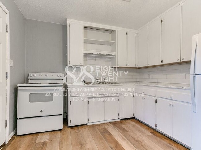 Building Photo - 3 Bed/1 Bath Single Family Home Available Now! Within 5 miles of TAFB!