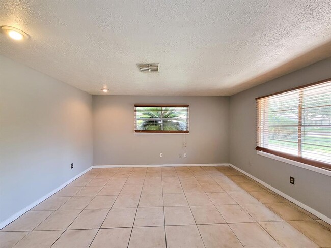 Building Photo - 1703 Raintree Dr