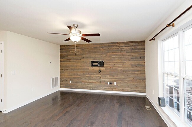 Building Photo - Pet-Friendly Home with Fenced Yard in Reedy Creek