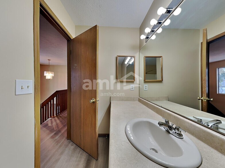 Building Photo - 1209 Nottingham Rd