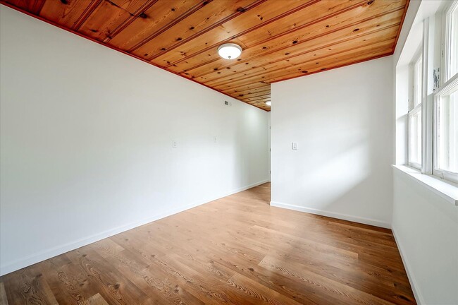Building Photo - Light Filled Newly Remodeled Home w/ Fanta...