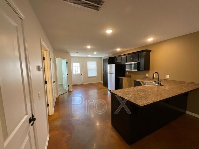 Building Photo - 408 Carson Way