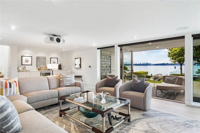 Building Photo - Leschi Waterfront Home