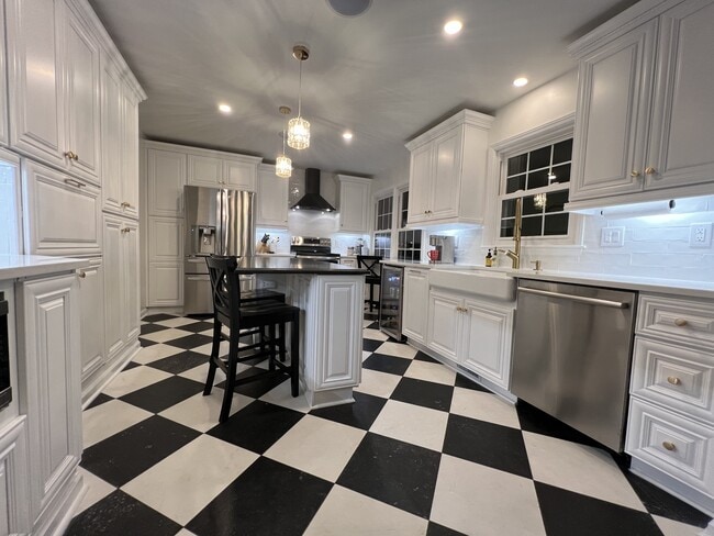 Building Photo - 989 Colonial Dr