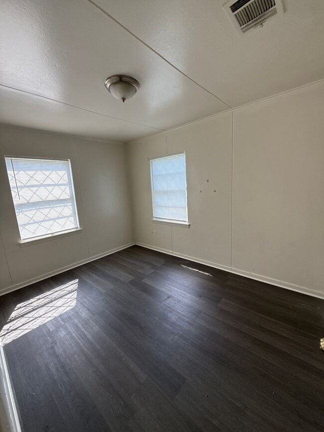 Building Photo - 3br 1bath bossier home great location! Fen...