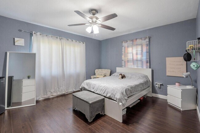 Building Photo - 6824 SW 5th St