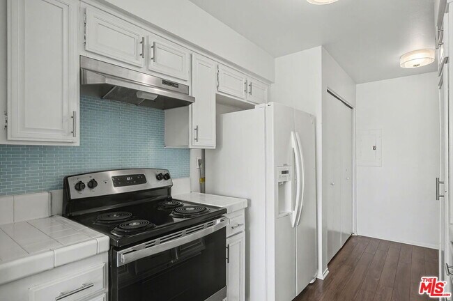 Building Photo - 1340 S Beverly Glen Blvd