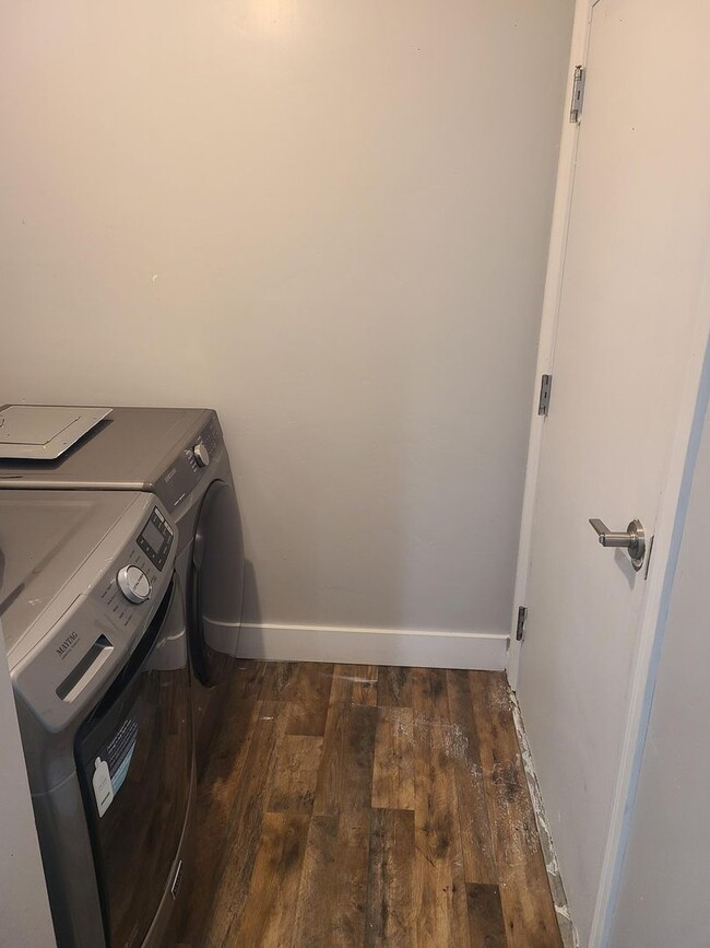 Building Photo - 17th St 6 Plex