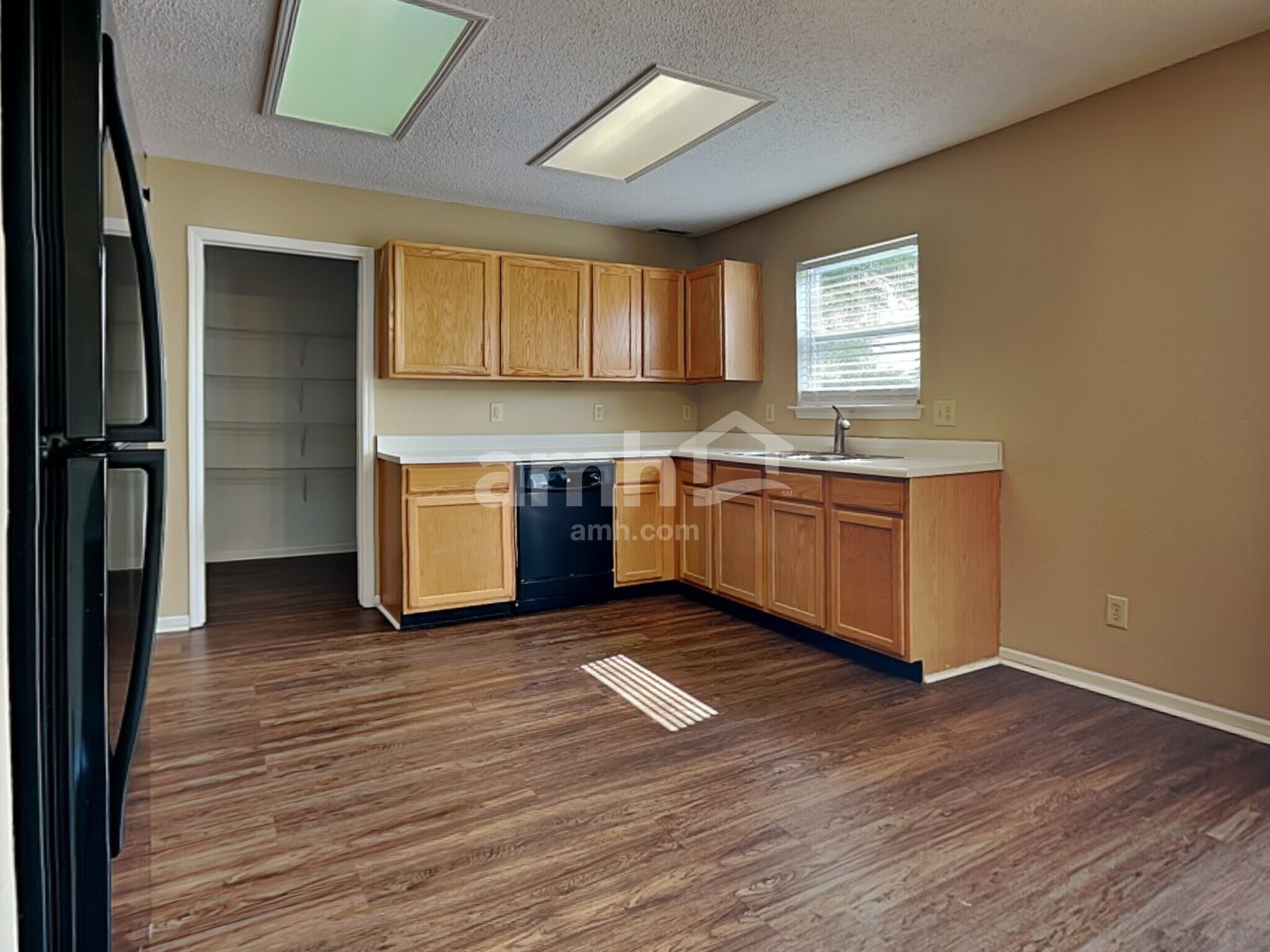 Building Photo - 14470 Forsythia Ln