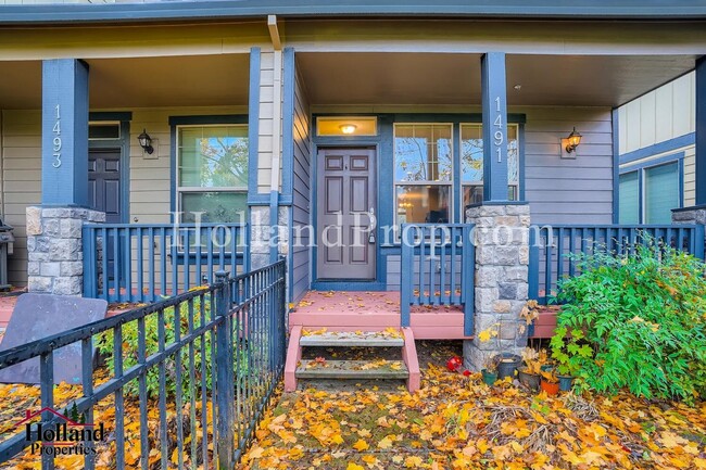 Building Photo - Charming End-Unit Townhouse in a Prime Loc...