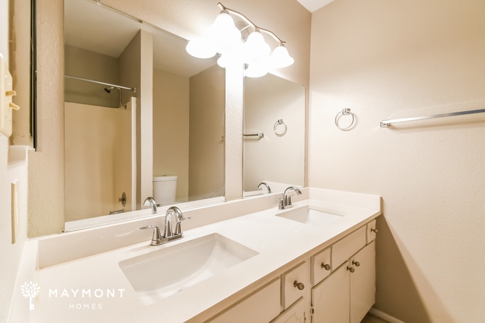 Building Photo - 2108 E Villa Ct