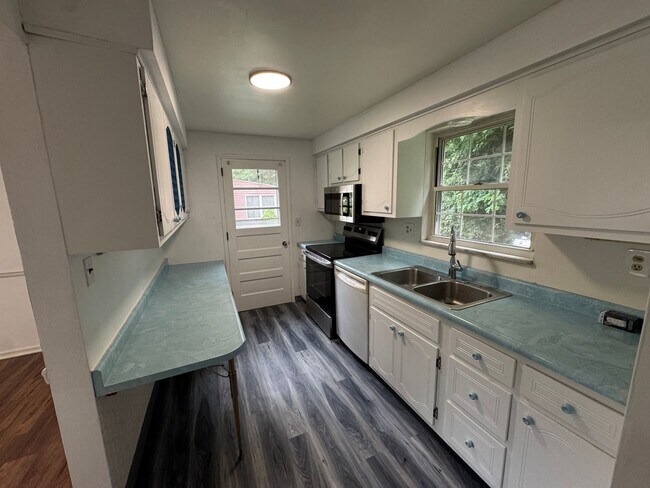 Building Photo - Available NOW! 4 Bed 2 Full Bath House