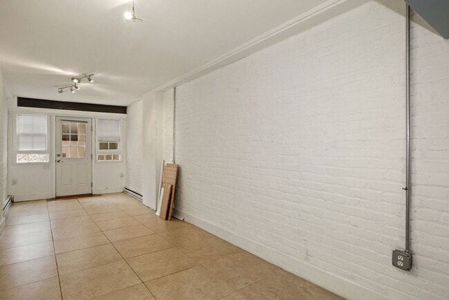 Building Photo - Available Now! 4 Bedroom  3.5  Bathroom Townhouse //Woodley Park// Garage, Driveway & 3 Levels of...