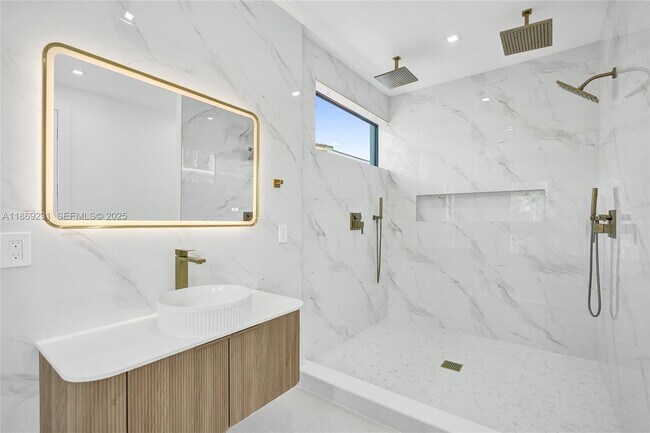 Building Photo - 1825 NE 26th Ave