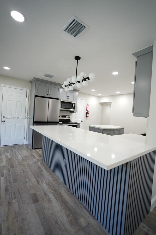 Building Photo - 2573 Conroy Dr