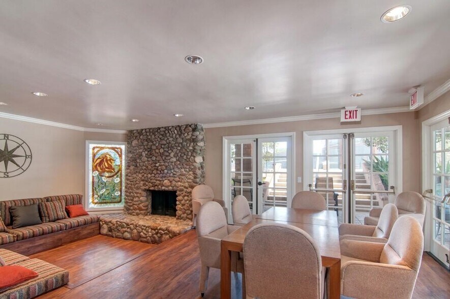 Building Photo - 8870 Villa La Jolla Dr
