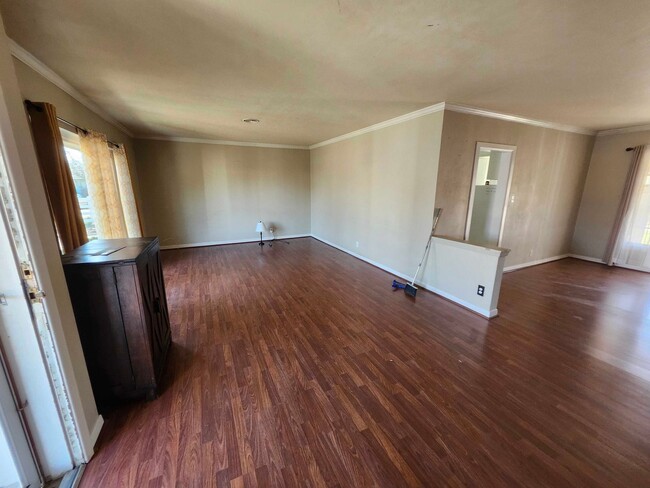 Building Photo - Cozy North Hanford Home for Rent – Spaciou...