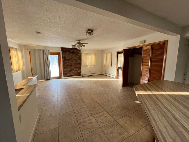 Building Photo - Spacious 3 Bedroom Home Available Septembe...