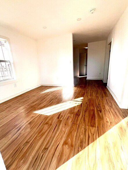 Building Photo - 2117 E 112th St