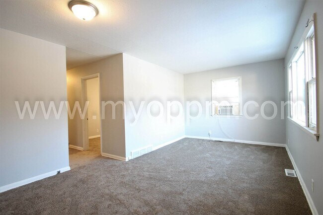 Building Photo - 3 Bedroom / 1 Bath Home Available Now!